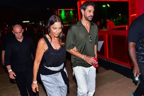 
					Ivete Sangalo surge aos beijos com Tiago Maia nos bastidores de show
				
				
