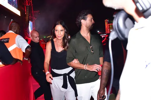 
					Ivete Sangalo é flagrada aos beijos com Tiago Maia em show de Belo
				
				