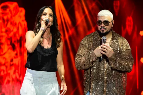 
					Ivete Sangalo é flagrada aos beijos com Tiago Maia em show de Belo
				
				