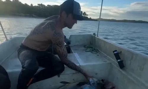 
					Ivete Sangalo é vista em momento íntimo com ex-marido e filhas; FOTO
				
				