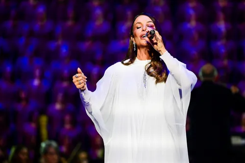 
					Ivete Sangalo faz desabafo emocionante no 1º show após acidente; VÍDEO
				
				