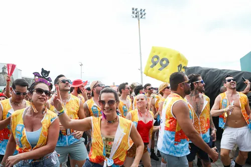 
					Ivete Sangalo homenageia Preta Gil e faz desabafo no Bloco Coruja
				
				