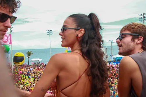 
					Ivete Sangalo homenageia Preta Gil e faz desabafo no Bloco Coruja
				
				