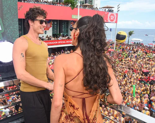 
					Bruna Marquezine e Shawn Mendes dão beijão ao som de Ivete Sangalo
				
				