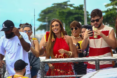 
					Ivete Sangalo homenageia Preta Gil e faz desabafo no Bloco Coruja
				
				