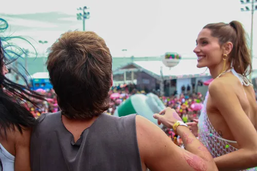 
					Ivete Sangalo homenageia Preta Gil e faz desabafo no Bloco Coruja
				
				