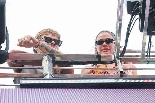 
					Ivete Sangalo homenageia Preta Gil e faz desabafo no Bloco Coruja
				
				