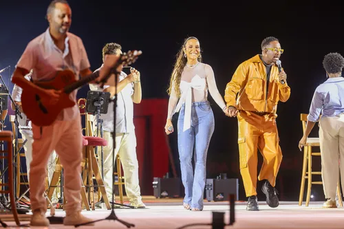 
					Ivete Sangalo quebra silêncio sobre novo amor: 'Sem inimigos'
				
				