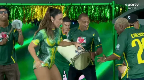 
					Ivete Sangalo recebe campeões do Penta no palco antes de amistoso
				
				
