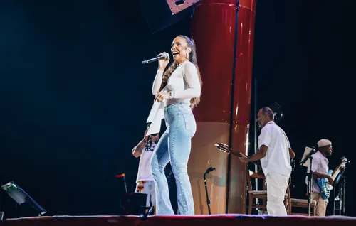 
					Ivete Sangalo recebe elenco de famosos no 2º show da turnê 'Clareou'
				
				
