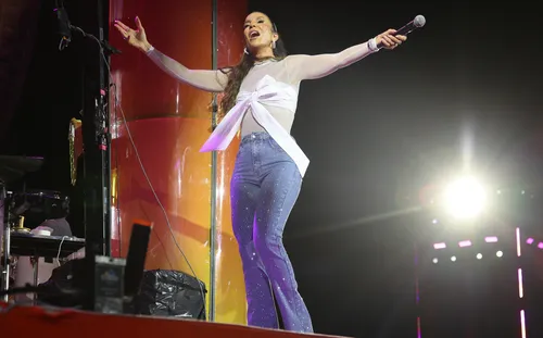 
					Ivete Sangalo recebe elenco de famosos no 2º show da turnê 'Clareou'
				
				
