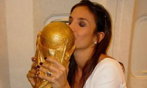 
					Ivete Sangalo resgata fotos raras e dá recado para Seleção Brasileira
				
				