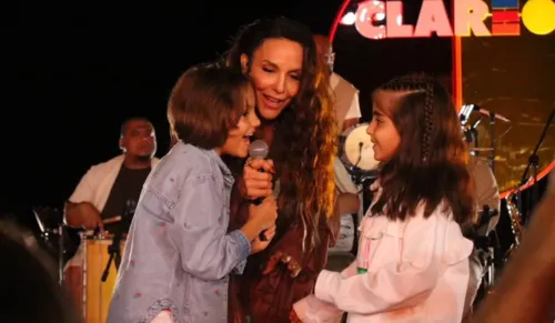 
					Ivete Sangalo surpreende e sobe ao palco com filhas; VÍDEO
				
				