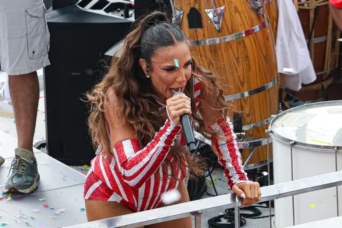 
					Ivete emociona com homenagem a Preta Gil no Carnaval: 'Ela está aqui'
				
				
