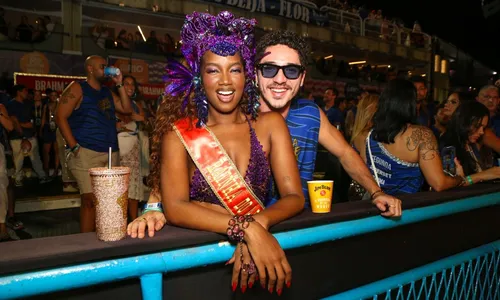 
					Iza assume novo namorado aos beijos no Carnaval do Rio; saiba quem é
				
				