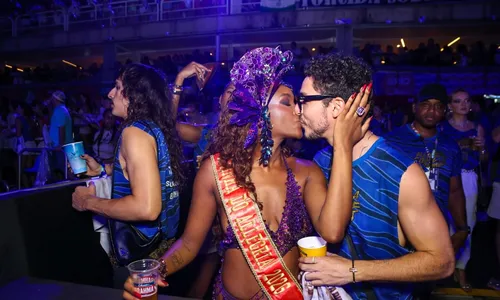 
					Iza assume novo namorado aos beijos no Carnaval do Rio; saiba quem é
				
				
