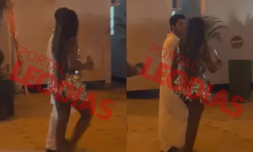 
					Iza dá beijão em galã da Globo em área vip do Copacabana Palace
				
				