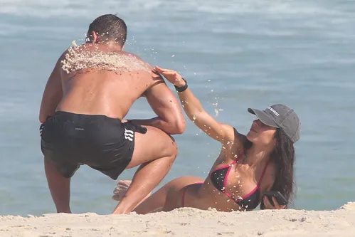 
					Jade Picon e namorado se enrolam na areia e esbanjam boa forma
				
				