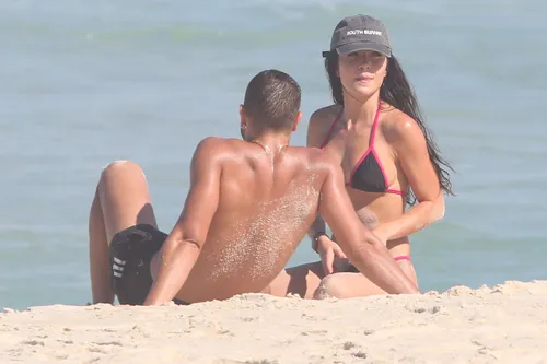 
					Jade Picon e namorado se enrolam na areia e esbanjam boa forma
				
				