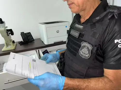 
					Justiça afasta médicos após mutirão deixar pacientes cegos na Bahia
				
				