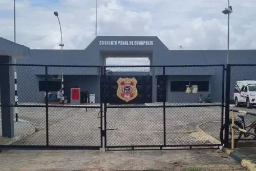 
					Justiça manda soltar ex-diretora suspeita de permitir fuga de detentos
				
				