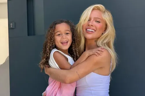 
					Karoline Lima choca ao expor diagnóstico da filha com Éder Militão
				
				