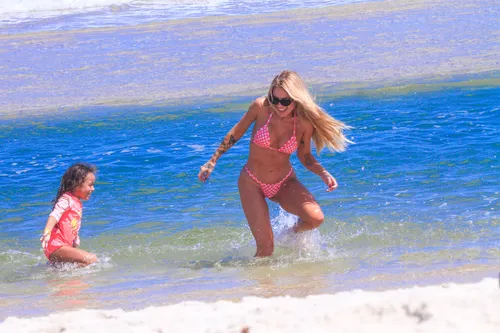 
					Karoline Lima combina biquíni com a filha e exibe boa forma; FOTOS
				
				