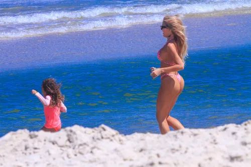 
					Karoline Lima combina biquíni com a filha e exibe boa forma; FOTOS
				
				