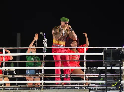 
					Léo Santana enlouquece foliões com novo visual no 1º dia de Carnaval
				
				