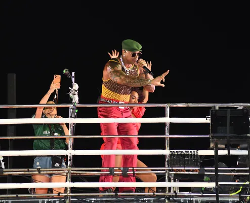 
					Léo Santana enlouquece foliões com novo visual no 1º dia de Carnaval
				
				