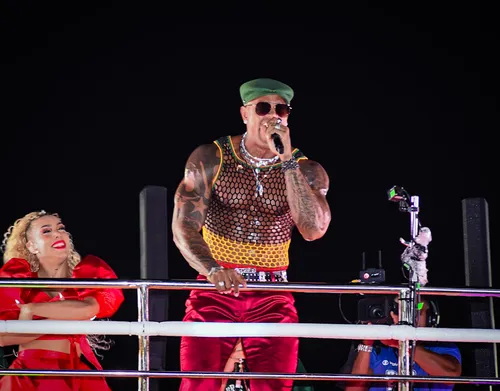 
					Léo Santana enlouquece foliões com novo visual no 1º dia de Carnaval
				
				