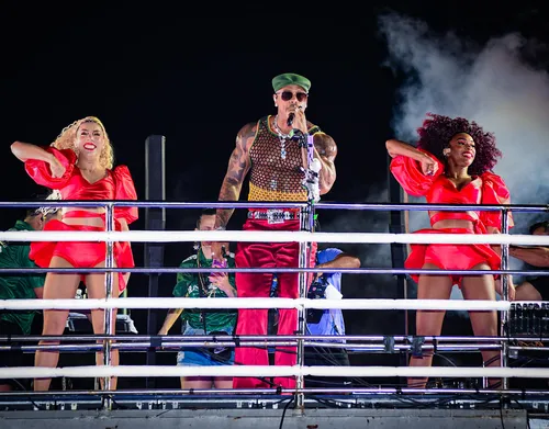 
					Léo Santana enlouquece foliões com novo visual no 1º dia de Carnaval
				
				