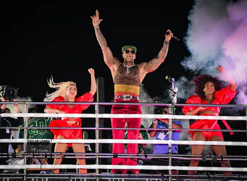 
					Léo Santana enlouquece foliões com novo visual no 1º dia de Carnaval
				
				