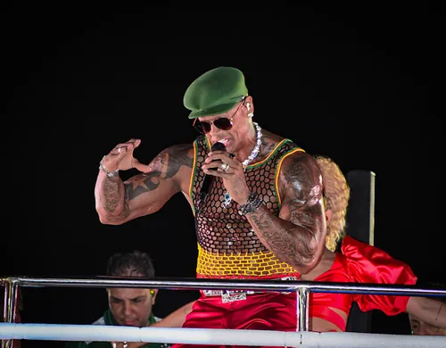 
					Léo Santana enlouquece foliões com novo visual no 1º dia de Carnaval
				
				