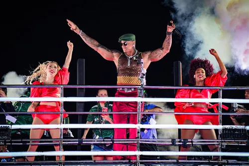 
					Léo Santana enlouquece foliões com novo visual no 1º dia de Carnaval
				
				