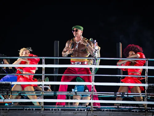 
					Léo Santana enlouquece foliões com novo visual no 1º dia de Carnaval
				
				