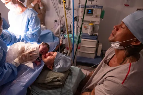 
					Léo Santana faz desabafo emocionante após mostrar o rosto de Levi
				
				