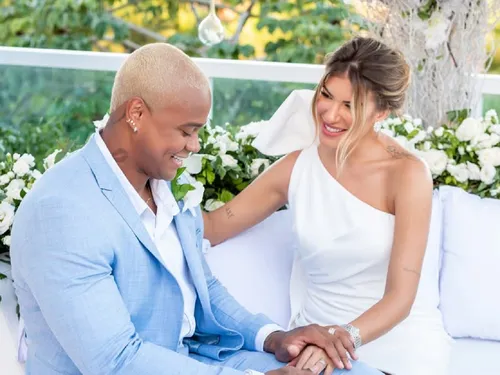 
					Léo Santana se declara para Lore Improta e emociona em bodas
				
				