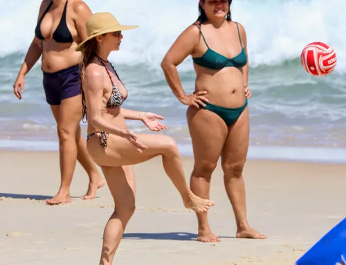 
					Letícia Spiller exibe boa forma na praia ao lado de namorado português
				
				