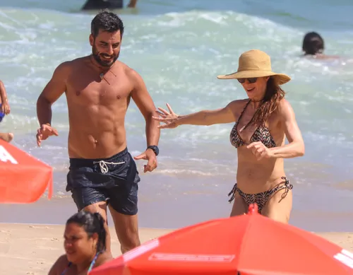 
					Letícia Spiller exibe boa forma na praia ao lado de namorado português
				
				