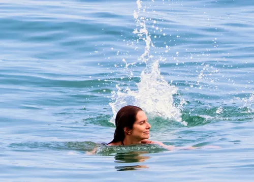 
					Letícia Spiller exibe boa forma na praia ao lado de namorado português
				
				