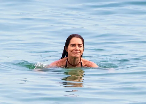 
					Letícia Spiller exibe boa forma na praia ao lado de namorado português
				
				