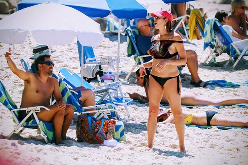 
					Luana Piovani curte praia do Rio com biquíni ousado e chama atenção
				
				