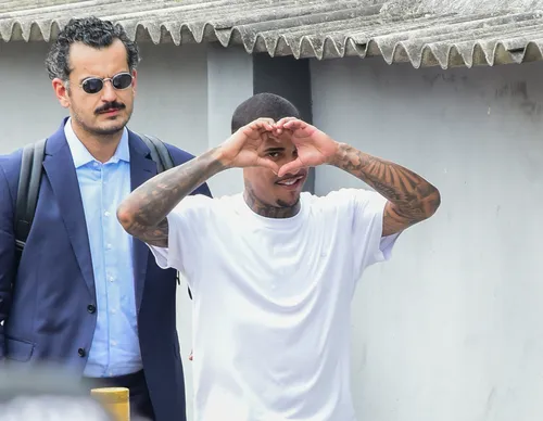 
					MC Poze do Rodo é solto e ovacionado por fãs em Bangu; FOTOS
				
				