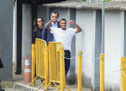 
					MC Poze do Rodo é solto e ovacionado por fãs em Bangu; FOTOS
				
				