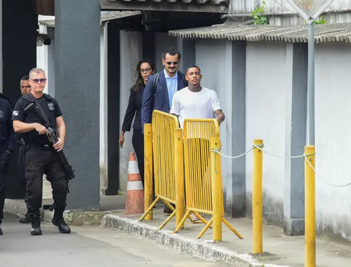 
					MC Poze do Rodo é solto e ovacionado por fãs em Bangu; FOTOS
				
				