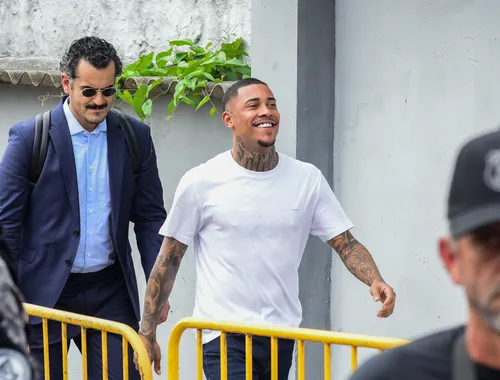
					MC Poze do Rodo é solto e ovacionado por fãs em Bangu; FOTOS
				
				