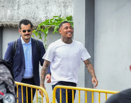 
					MC Poze do Rodo é solto e ovacionado por fãs em Bangu; FOTOS
				
				