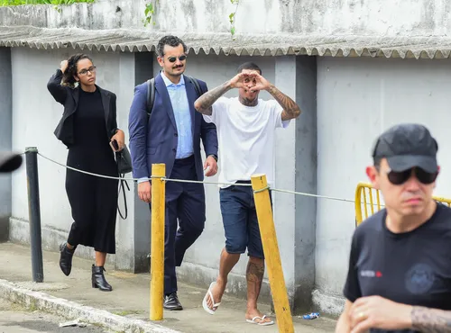 
					MC Poze do Rodo é solto e ovacionado por fãs em Bangu; FOTOS
				
				