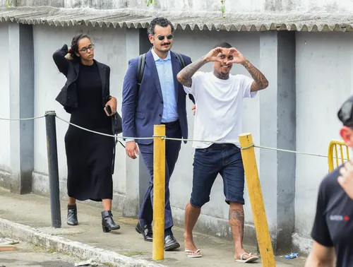 
					MC Poze do Rodo é solto e ovacionado por fãs em Bangu; FOTOS
				
				